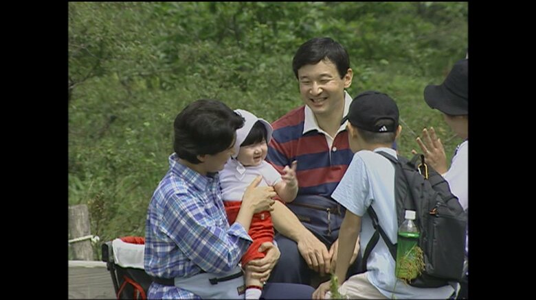 すれ違う人々に笑顔を見せる愛子さま1