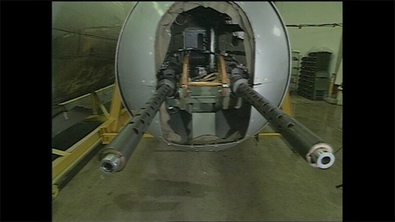 復元途中の「エノラ・ゲイ」尾部銃座（1990年当時）