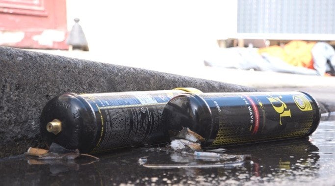 シャンゼリゼ通りの裏道に散乱するガスボンベ