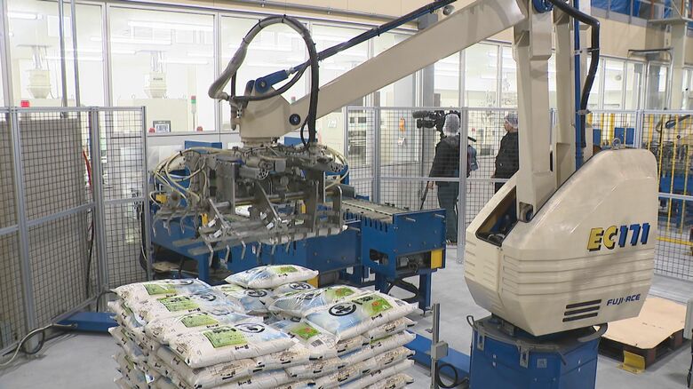 備蓄米の精米・袋詰め作業