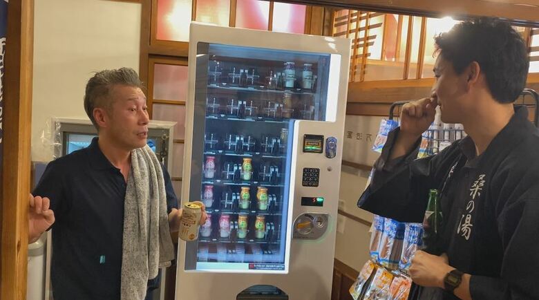 プレオープンを喜ぶ弘幸さんと談笑する店長の相良さん