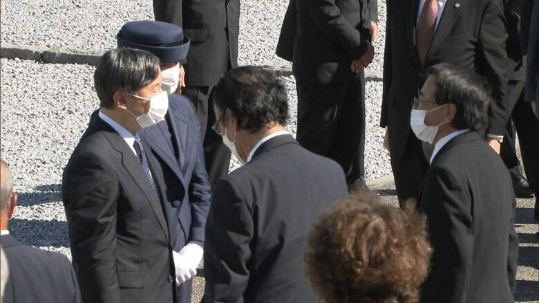遺族らに声を掛けられる両陛下