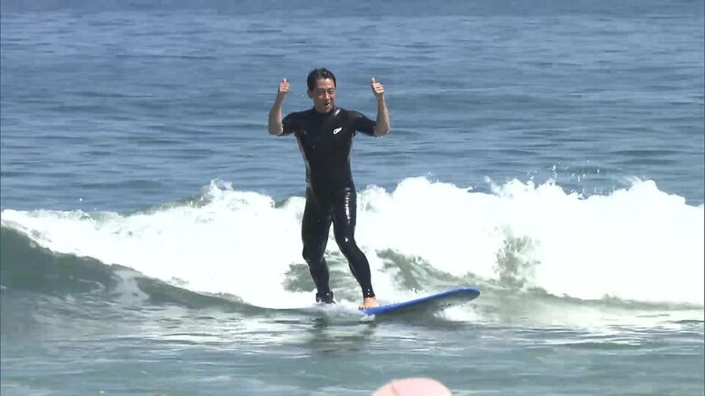 福島・南相馬市の海岸で子どもたちとサーフィンを楽しむ小泉氏（2023年9月）