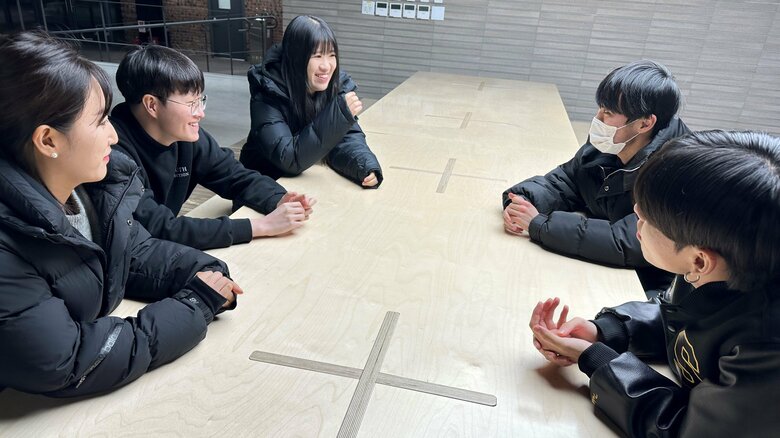 ソウル市内の大学に通う学生たち（2023年12月）