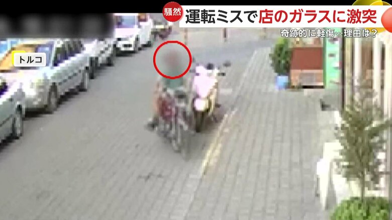 バイクの男性が店のガラスに突っ込む瞬間（6日、トルコのエーゲ海地方）③