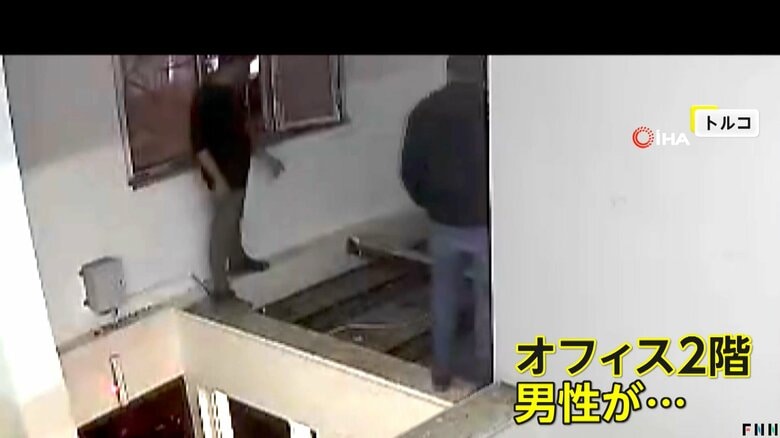 改装中のオフィスの2階にいる男性（トルコ）