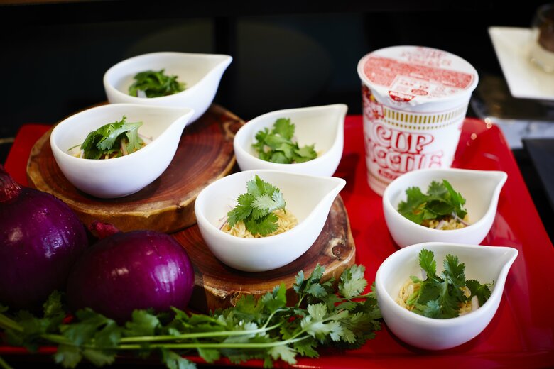 スーパーブッフェ＜グラスコート＞カップヌードルサラダ パクチー風味（提供：京王プラザホテル）