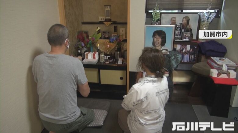 手を合わせる両親