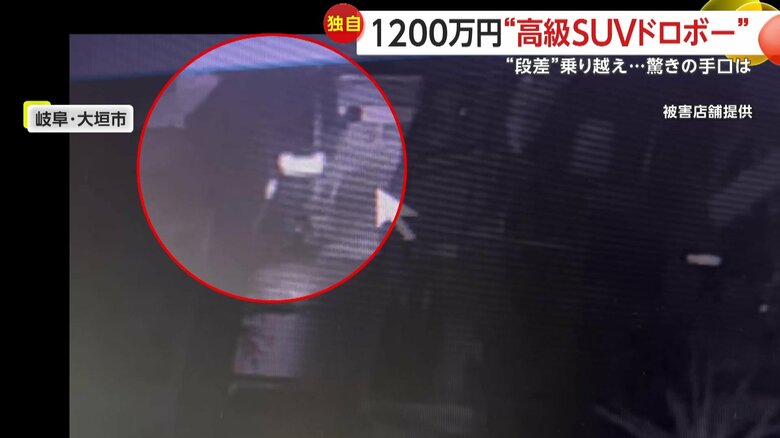 ステージ上に置かれていた車体を大きく揺らした人影