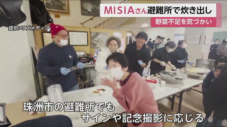 炊き出しをするMISIAさん