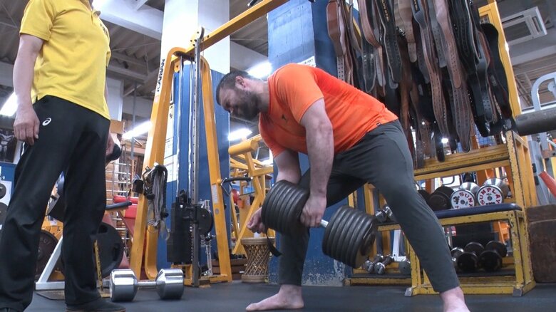 75㎏のダンベルに苦悶の表情