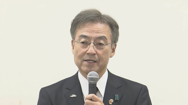 辞職が決まった直後、記者会見に応じた