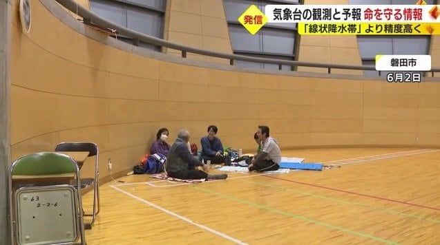 避難所へ身を寄せる住民（静岡・磐田市）