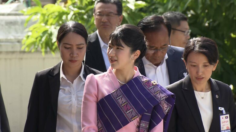 ピンクの民族衣装姿で寺院を訪問された　20日