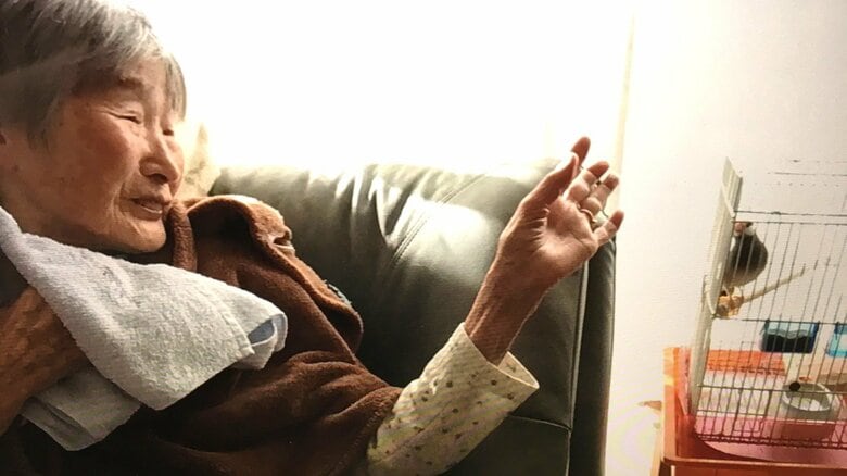 インコのレモンちゃんに話かける片倉さんの母親