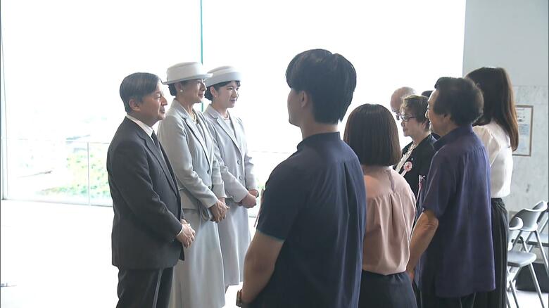 沖縄県平和祈念資料館で戦争体験者らの話に耳を傾けられる両陛下と愛子さま