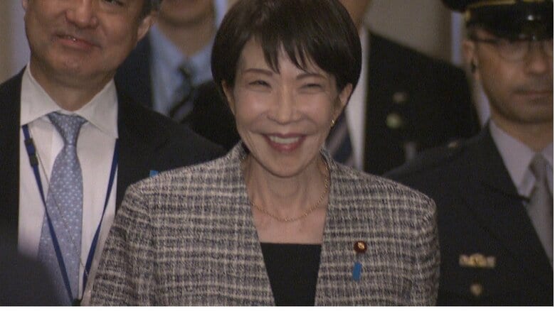 国会内を移動する高市首相