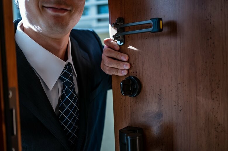 業者を装って玄関を開けさせる（画像はイメージ）
