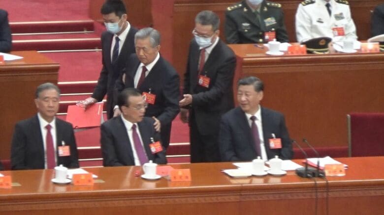 李克強氏の肩をたたく胡錦涛氏（筆者撮影）