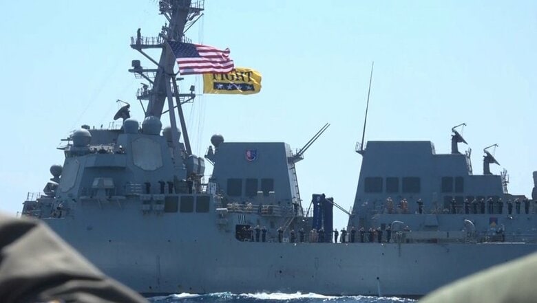 フィリンピン艦船に向かって敬礼をするアメリカ軍兵士ら