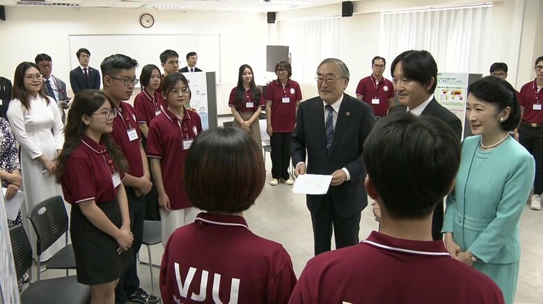 学生から説明を受けられるご夫妻（日越大学）