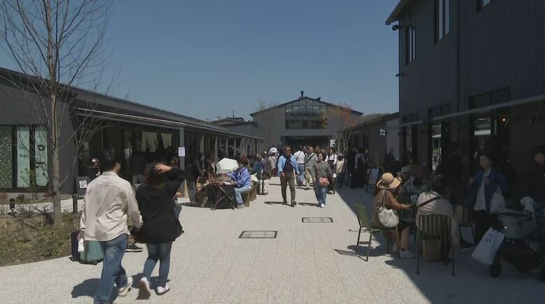 軽井沢駅直結の商業施設「軽井沢T−SITE」　5月2日