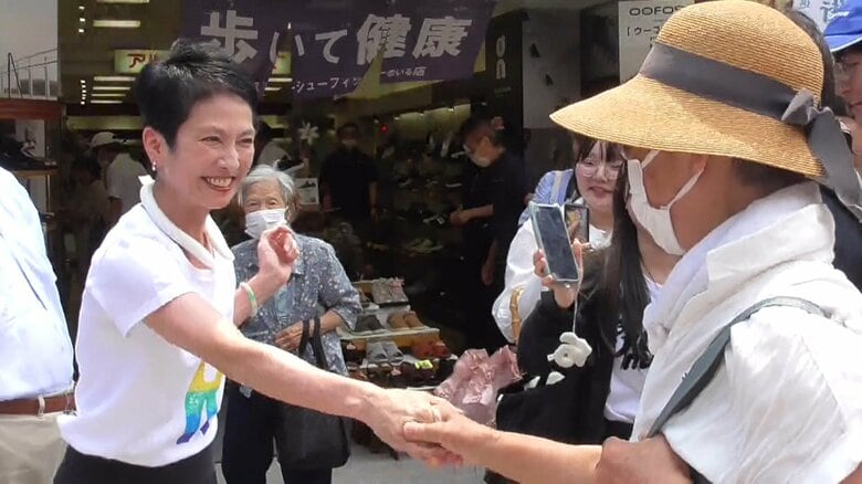 「会いに行ける蓮舫」を打ち出し、各地で街頭演説や練り歩きを行った（巣鴨地蔵通商店街・7月4日）