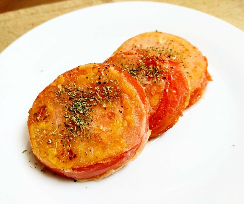 厚めに切って小麦粉をつけて焼いたトマトステーキ