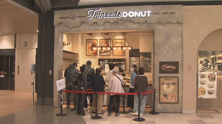 「Trineeds DONUT」の行列