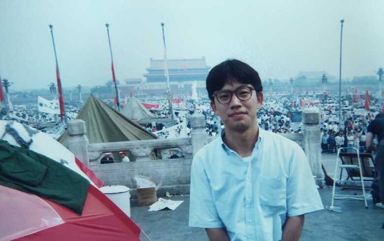 天安門事件を取材する平井記者