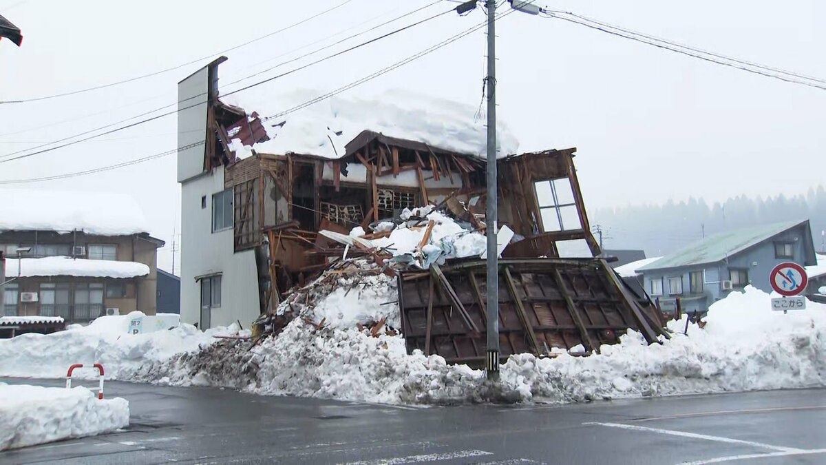 中継】雪下ろし間に合わず空き家倒壊…除雪した雪が2m超え 今週末の雪に