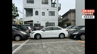【困惑】危うく接触…コインパーキング通路を塞ぐ“白い車”　「…