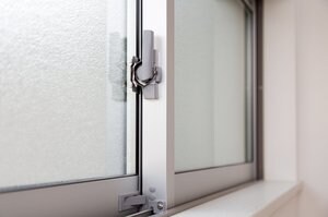 「窓ガラスに養生テープ」はどれくらい有効? YKK APに台風時の“窓対策”を聞いた