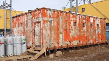 塗装がはげて板がむき出しに...66年前の赤い小屋