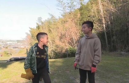 「これヤバいやつちゃう？」幼い兄弟が近所の山で歴史的な“お宝”発見…不自然に置かれた石の下を掘ってみたところ