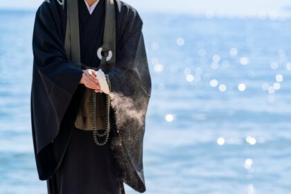 散骨を選んだ理由1位は「故人の意向」66.00％｜実施形式は海洋散骨が71.00％、34.00％が「手を合わせる場所がなく寂しい」と回答【わたしたちの墓じまい】