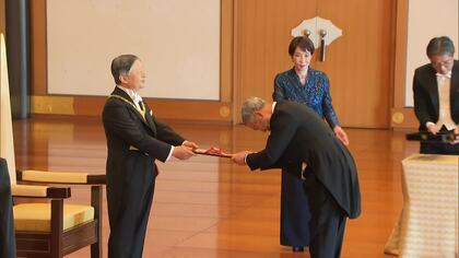 「春の叙勲」天皇陛下が勲章授与　佐藤勉元総務大臣らに旭日大綬章　外国人受章者には英語で感謝を伝えられる
