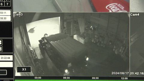 【カメラに犯行の一部始終】高級外車「ジープ」盗まれる バールのようなものでドアを強引にこじ開けると迷うことなくシャッターを開閉 「こなれた感じ 腹立たしい」 札幌市東区