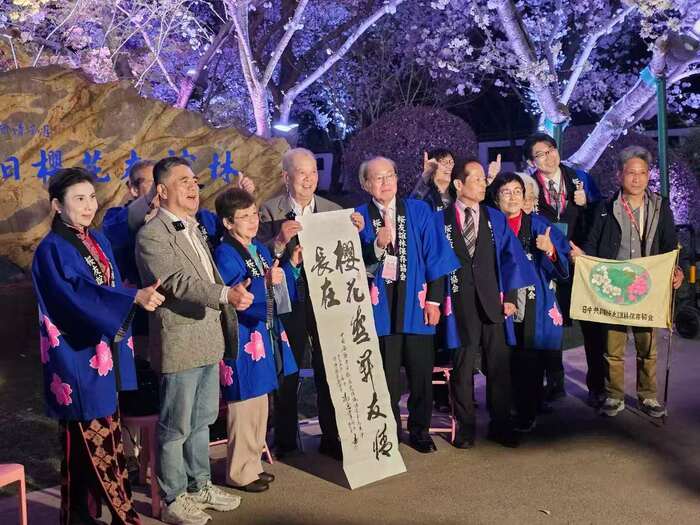 2025年の植樹式の様子。真ん中の書を持つ男性の左が新發田喜代子さん、右が夫の豊さん。（写真：喜代子さん提供）