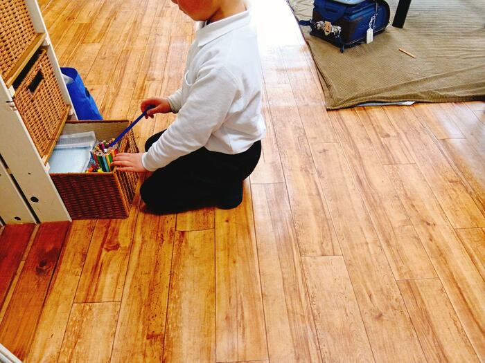 子供でも取り出しやすい引き出しに文房具をストック