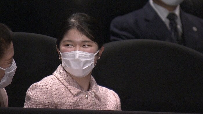 上映会直前、皇后さまと会話を交わされる愛子さま(去年12月28日)
