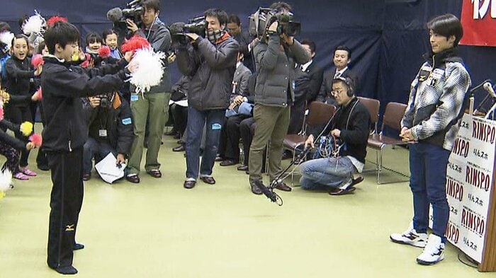 ソチ五輪代表の町田樹さんにエールを送る友野一希(2017年2月)