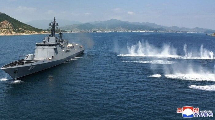 駆逐艦「姜健」の左舷側に一斉射撃（2026年7月）