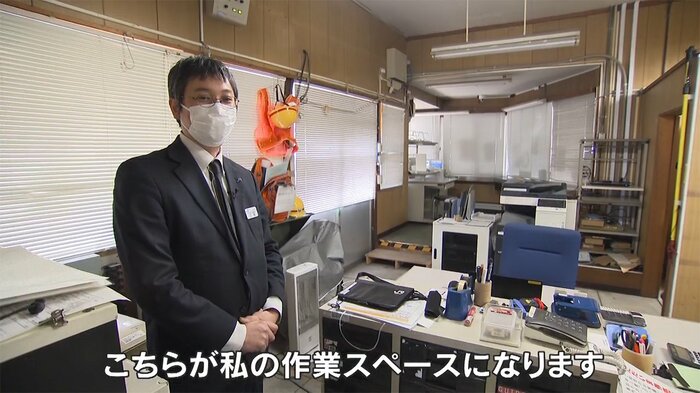 無人駅でテレワークする三原さんの作業スペース