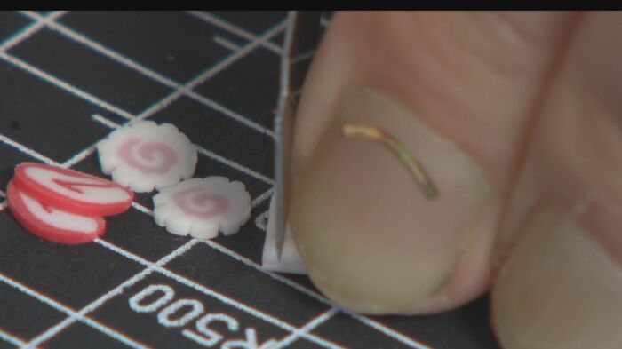 「なると」を刻む手元 こうした細かい作業の連続