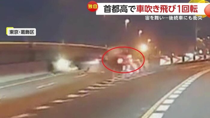 回転しながら後続車を直撃する車