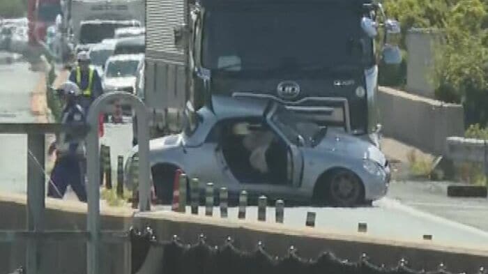 衝突した軽自動車と大型トラック