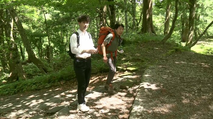 登山道を5分ほど歩くと…