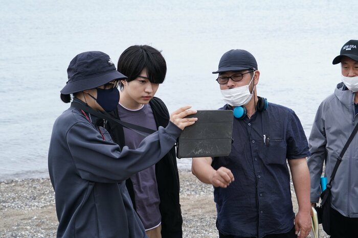 清水崇監督やスタッフらと真剣な表情で撮影に臨むなにわ男子・西畑大吾さん 『忌怪島 / きかいじま』6月16日(金)公開 (C)2023「忌怪島 / きかいじま」製作委員会 配給:東映