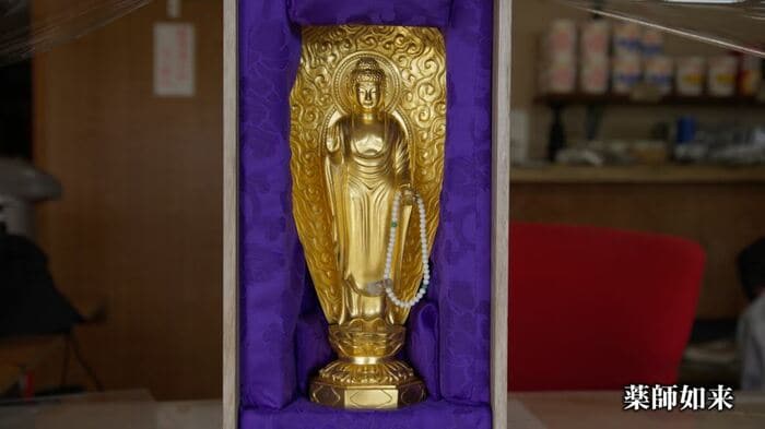 金色に輝く薬師如来像。冬は麓で安置される